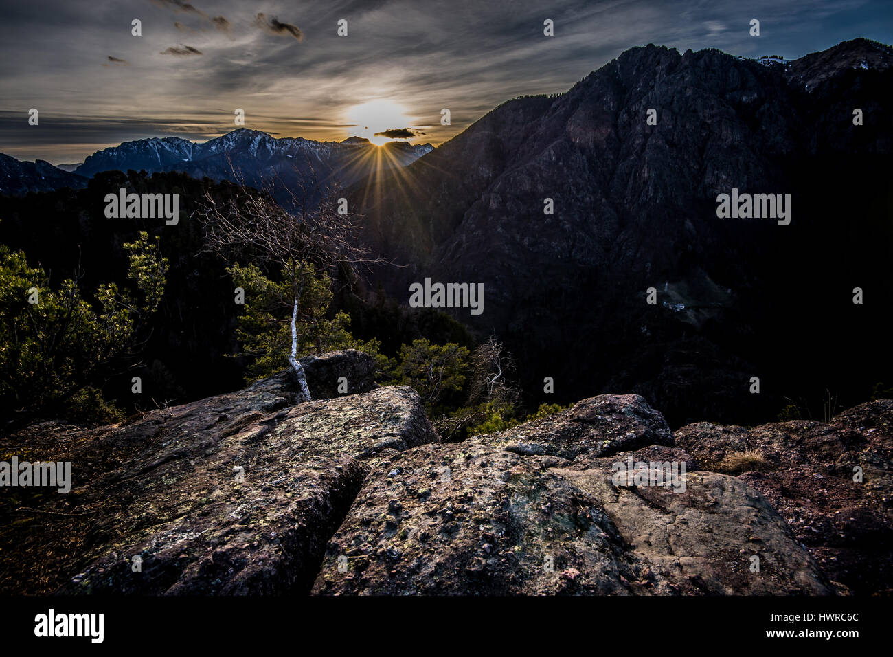 schönen Sonnenuntergang Landschaft in Berg - Fernweh Travel Konzept Exkursion in der wilden Natur - outdoor-Aktivität italienischen Alpen Italien Stockfoto
