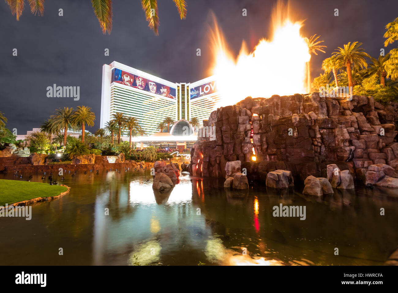Mirage Hotel Casino und Vulkanausbruch zeigen in der Nacht - Las Vegas, Nevada, USA Stockfoto