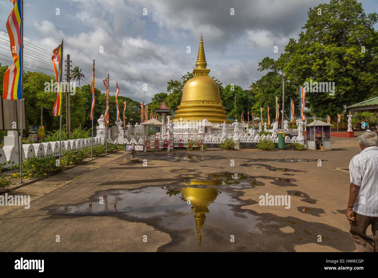 Goldene Stupa in Dambulla-Höhle-Tempel-Komplex in der Nähe von Dambulla Stadt im kulturellen Dreieck in Sri Lanka. Stockfoto