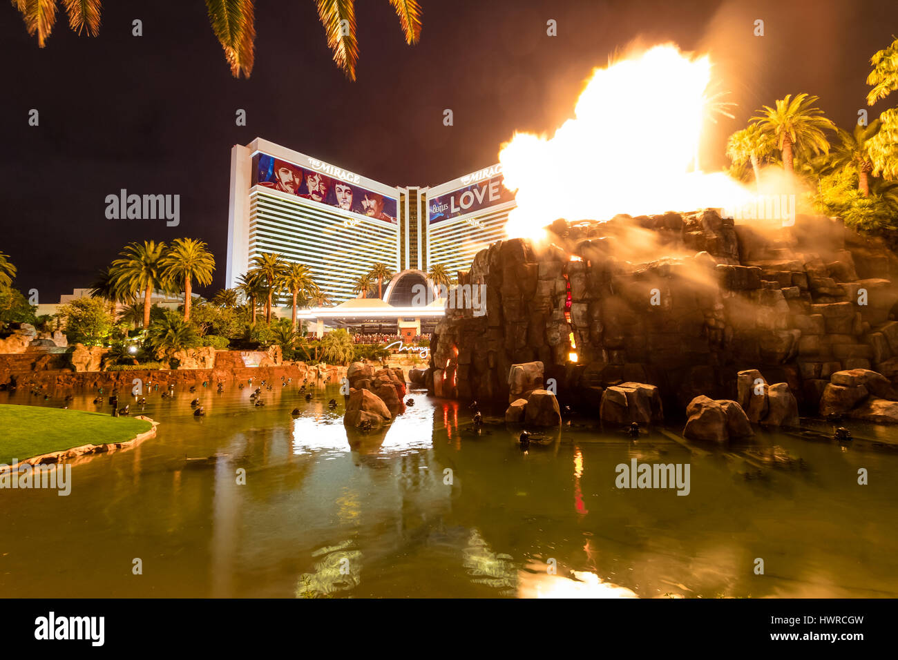 Mirage Hotel Casino und Vulkanausbruch zeigen in der Nacht - Las Vegas, Nevada, USA Stockfoto
