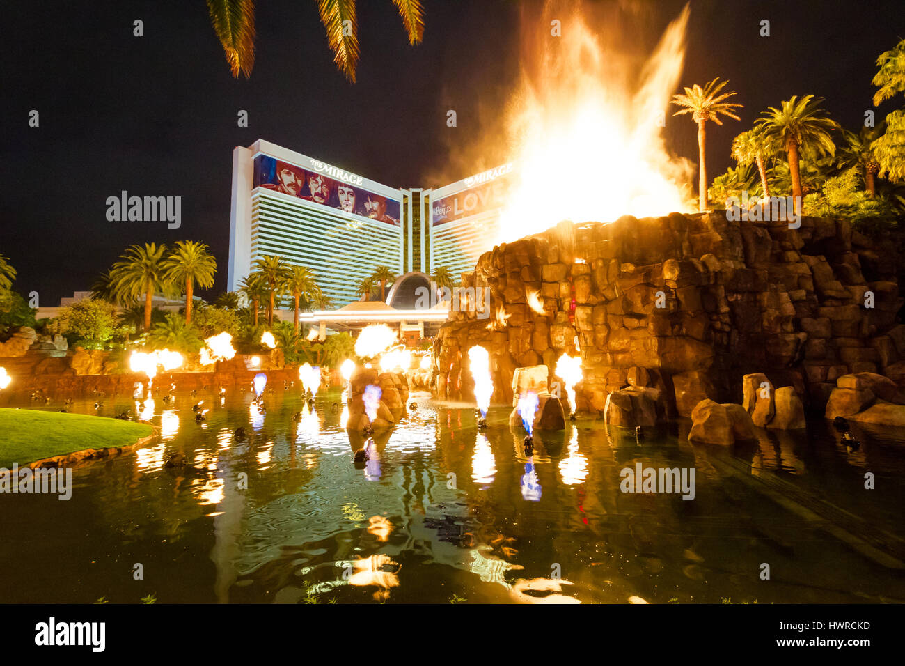 Mirage Hotel Casino und Vulkanausbruch zeigen in der Nacht - Las Vegas, Nevada, USA Stockfoto