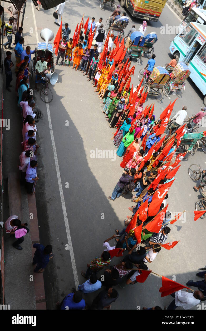 Dhaka, 19. März 2017. die Arbeitnehmer, unter dem Banner der National Garment Workers Federation, vor der Hauptstadt jatiya Press Club demandi demonstrieren Stockfoto