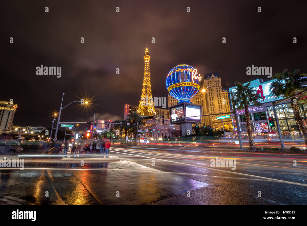 Las Vegas Strip und Paris Hotel Casino in der Nacht - Las Vegas, Nevada, USA Stockfoto