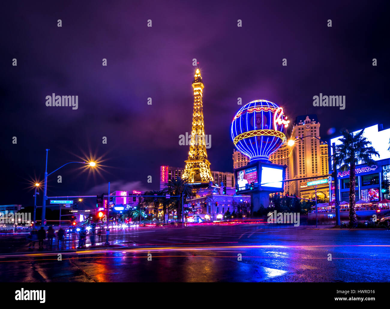Las Vegas Strip und Paris Hotel Casino in der Nacht - Las Vegas, Nevada, USA Stockfoto