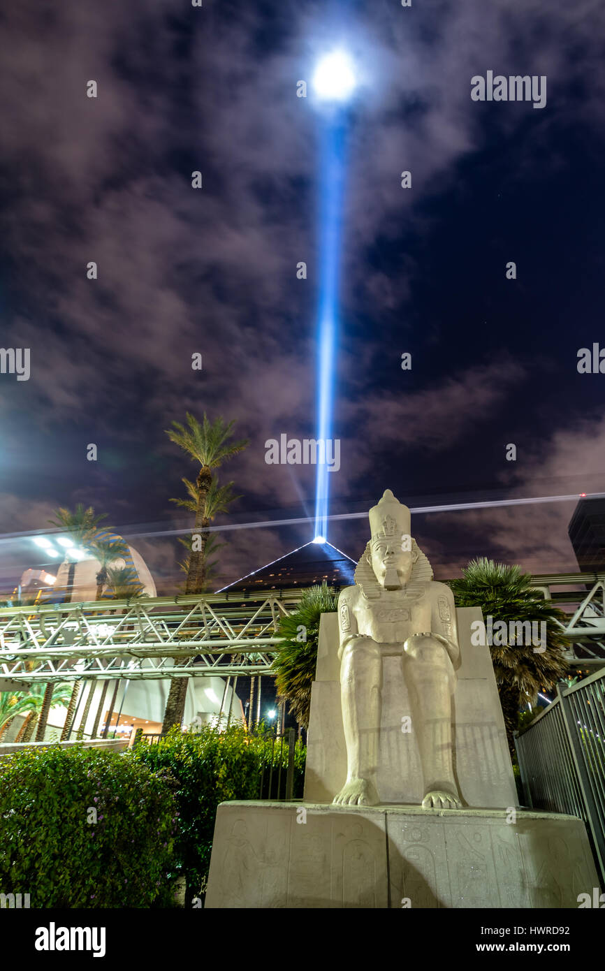 Luxor Hotel Casino und Sky Beam in der Nacht - Las Vegas, Nevada, USA Stockfoto