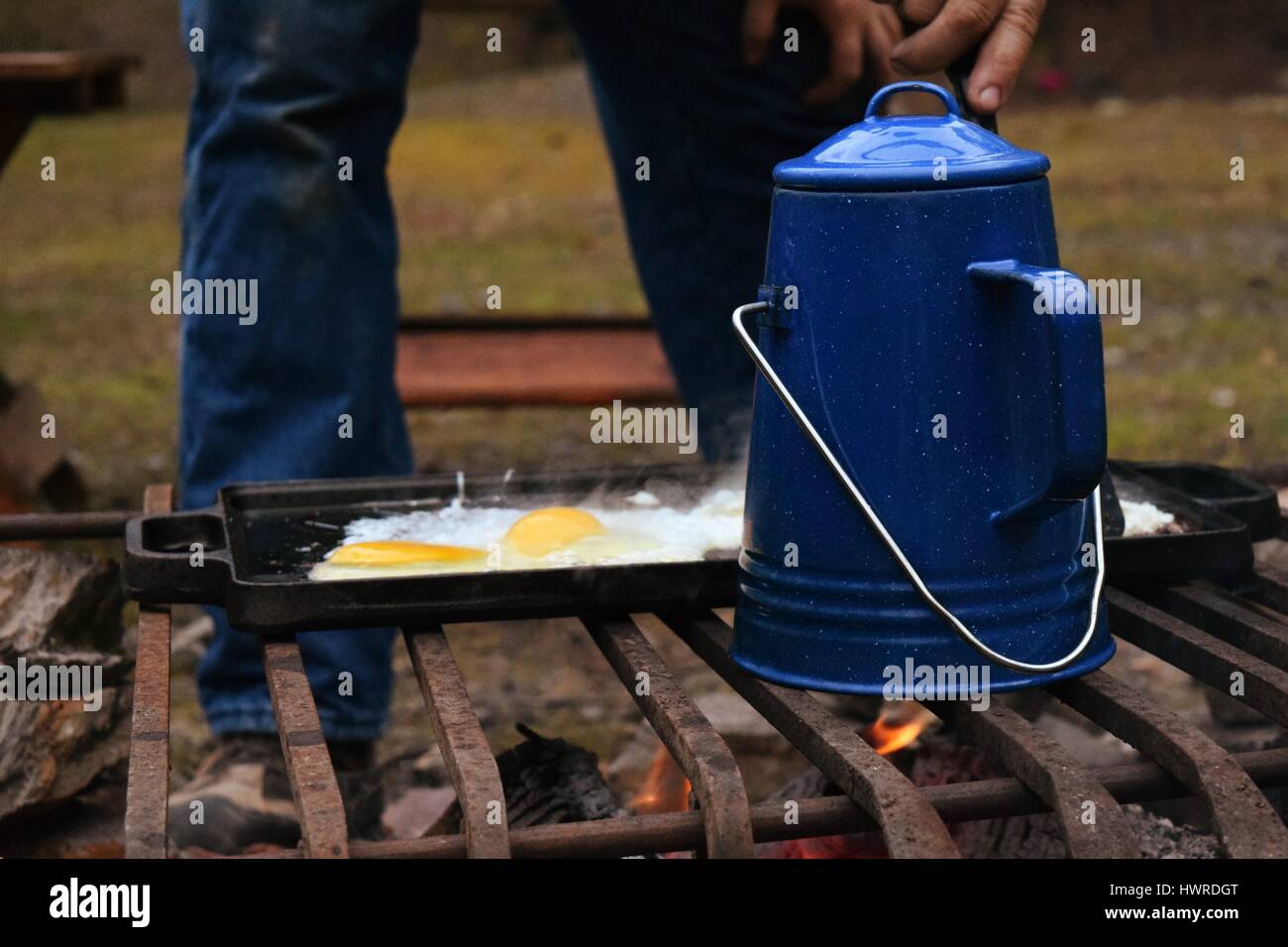 Am Lagerfeuer kochen Stockfoto