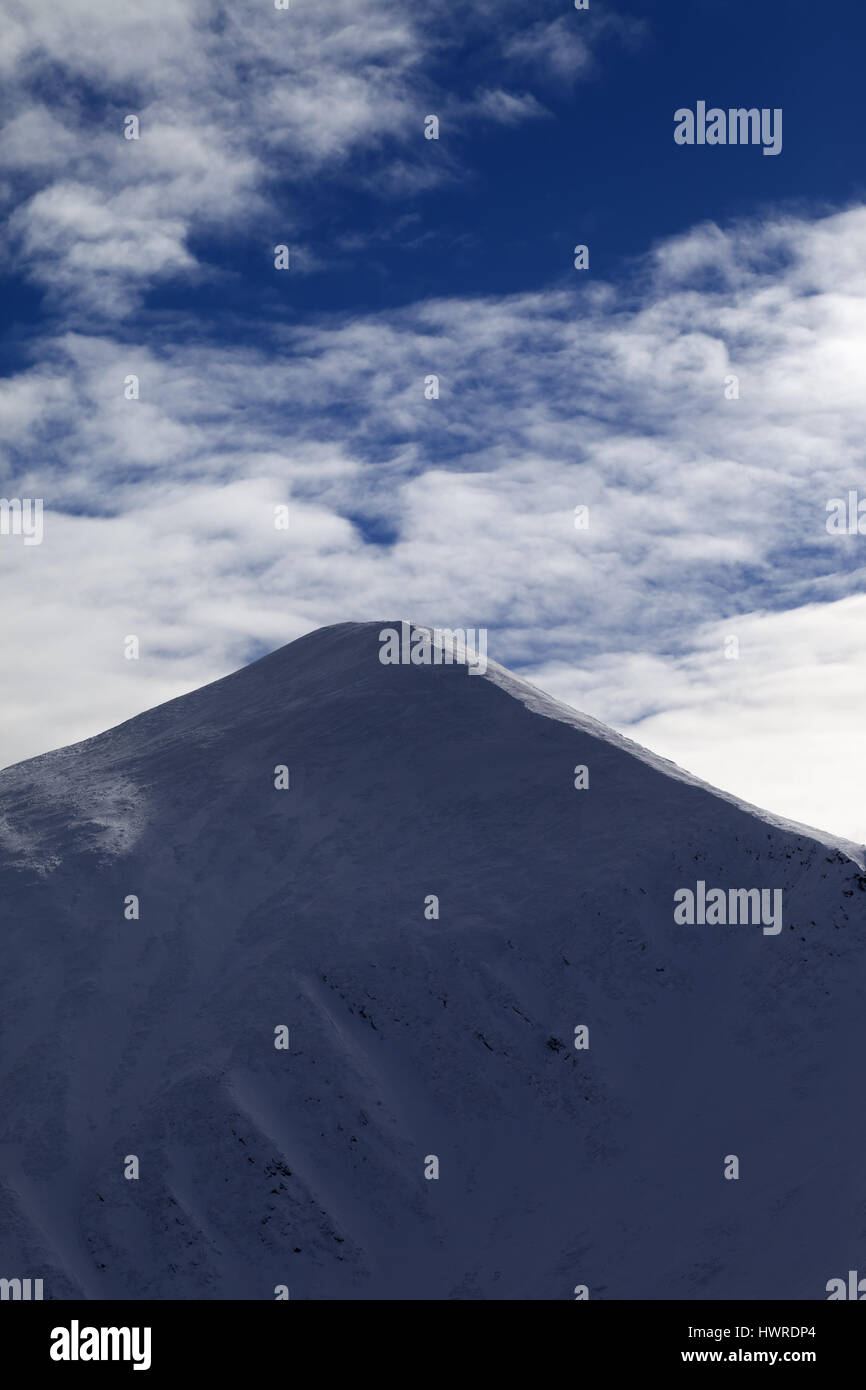 Winterberge am Morgen. Ukraine, Karpaten. Mount Howerla. Stockfoto