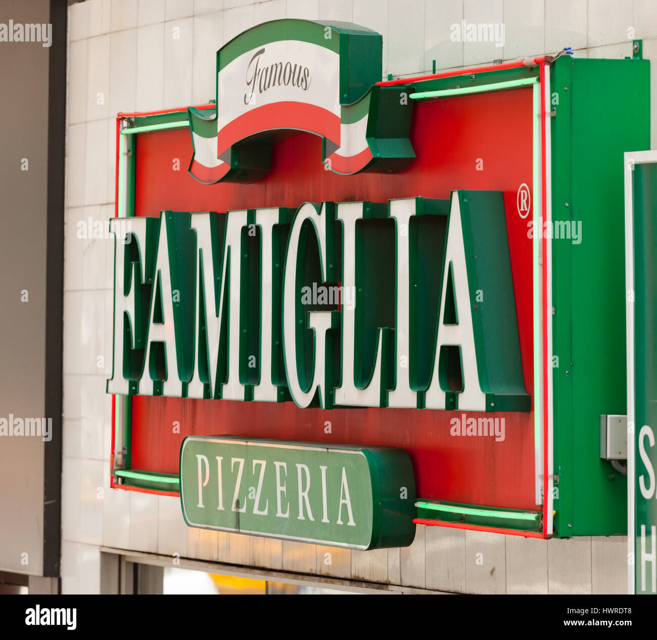 New York City, Usa - 7. Juli 2015: Leuchtreklame berühmte Pizzeria Famiglia in Manhattan, typisch italienisches Restaurant in New York City. Stockfoto