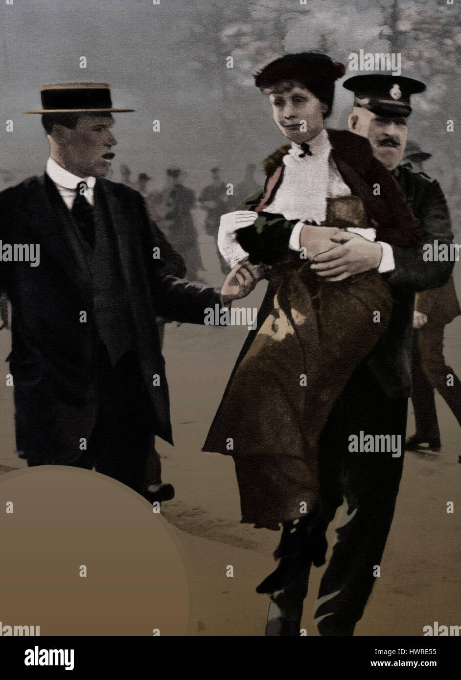 Frauenrechtlerin Emmeline Pankhurst (15. Juli 1858 – 14. Juni 1928) ist das achte Mal in drei Jahren verhaftet. Außerhalb der Buckingham Palace, wo sie ging mit ihrer Verfechter den König 1914 petition an. Stockfoto
