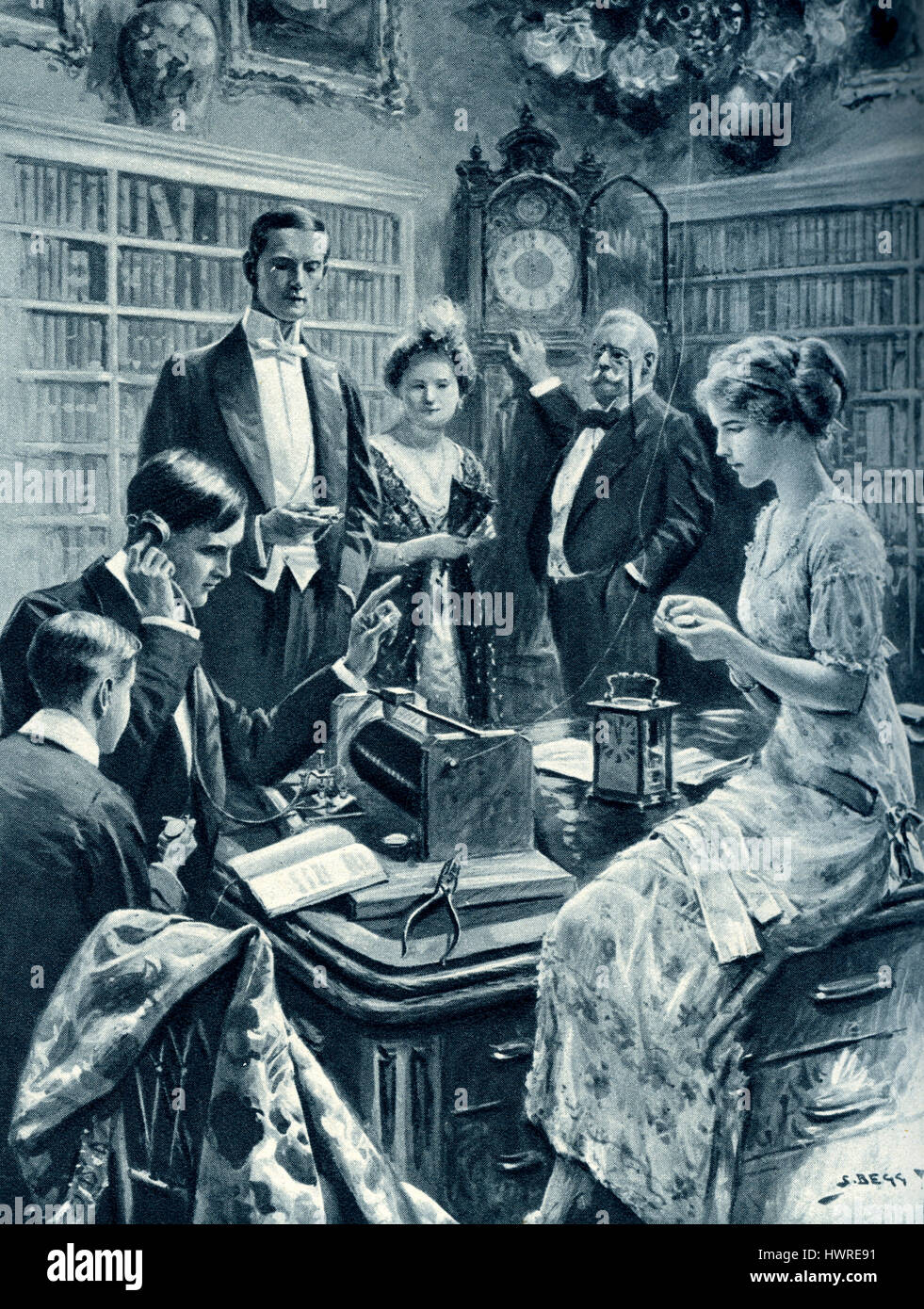 Familie setzen ihre Uhren auf Greenwich Mean Time mit einem wireless-Signal ausgestrahlt vom Eiffelturm, Paris, 1913. Prozess Beteiligten einen Kupferdraht, einer tuning Spule und ein Telefon. Stockfoto
