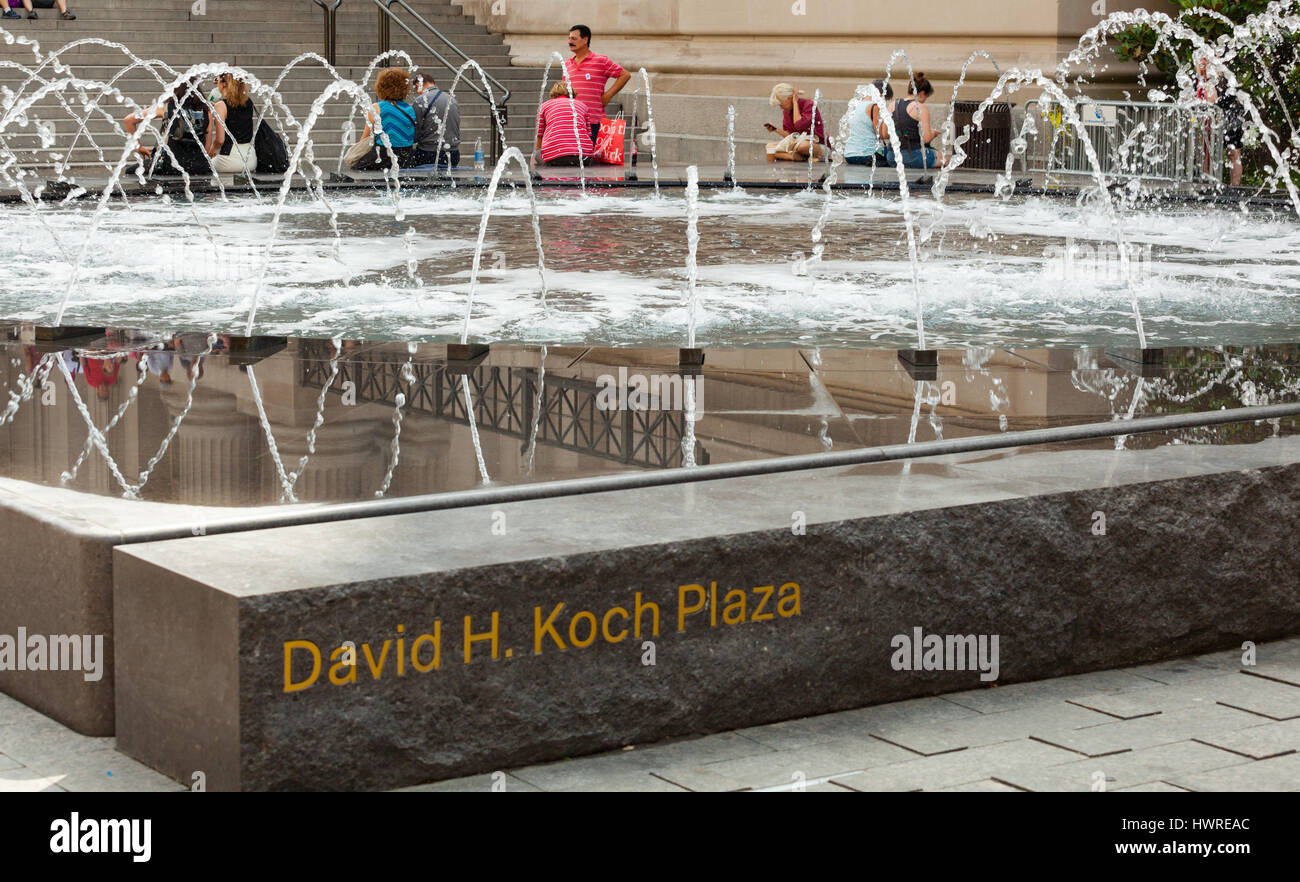 New York City, Usa - 7. Juli 2015: David H. Koch Plaza, Brunnen und viele Besucher vorne an der New Yorker Metropolitan Museum of Art. Stockfoto