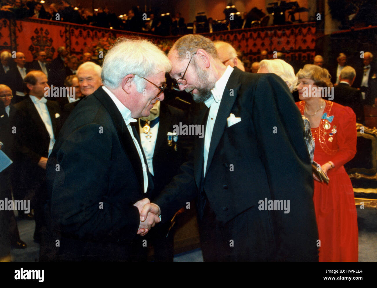 THORGNY LINDGREN, schwedischer Autor und Mitglied der schwedischen Akademie gratulieren der irische Nobelpreisträger Seamus Heaney, der Nobelpreis Kunstverlage 1995 Stockfoto