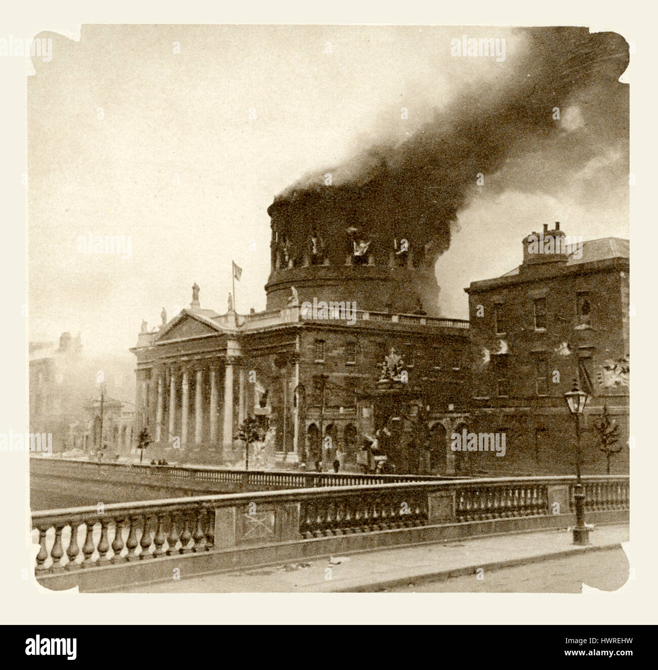 Irische Schwierigkeiten 1922 - die Kuppel der vier Gerichte auf Feuer während der Kämpfe in Dublin zwischen Freistaat Truppen und republikanischen Rebellen. Irischer Krieg von Unabhängigkeit. Stockfoto