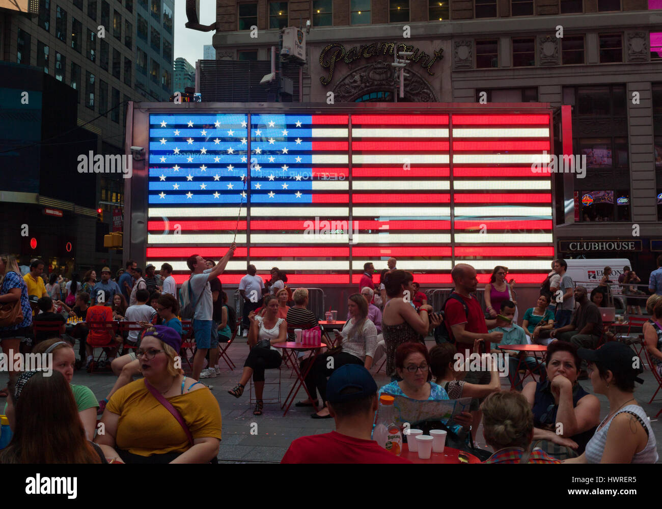 New York City, Usa - 9. Juli 2015: Touristen vor eine elektronische amerikanische Flagge, die die Seiten des dem Streitkräfte Rekrutierung Stand in T ziert Stockfoto