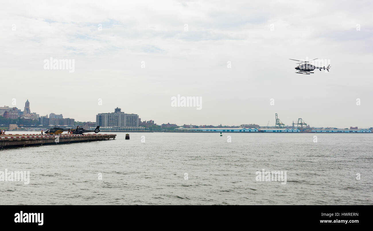 New York City, Usa - 8. Juli 2015: Hubschrauber eine Downtown Manhattan Heliport. Es ist ein Hubschrauber Landeplattform am Pier 6 in den East River in Stockfoto