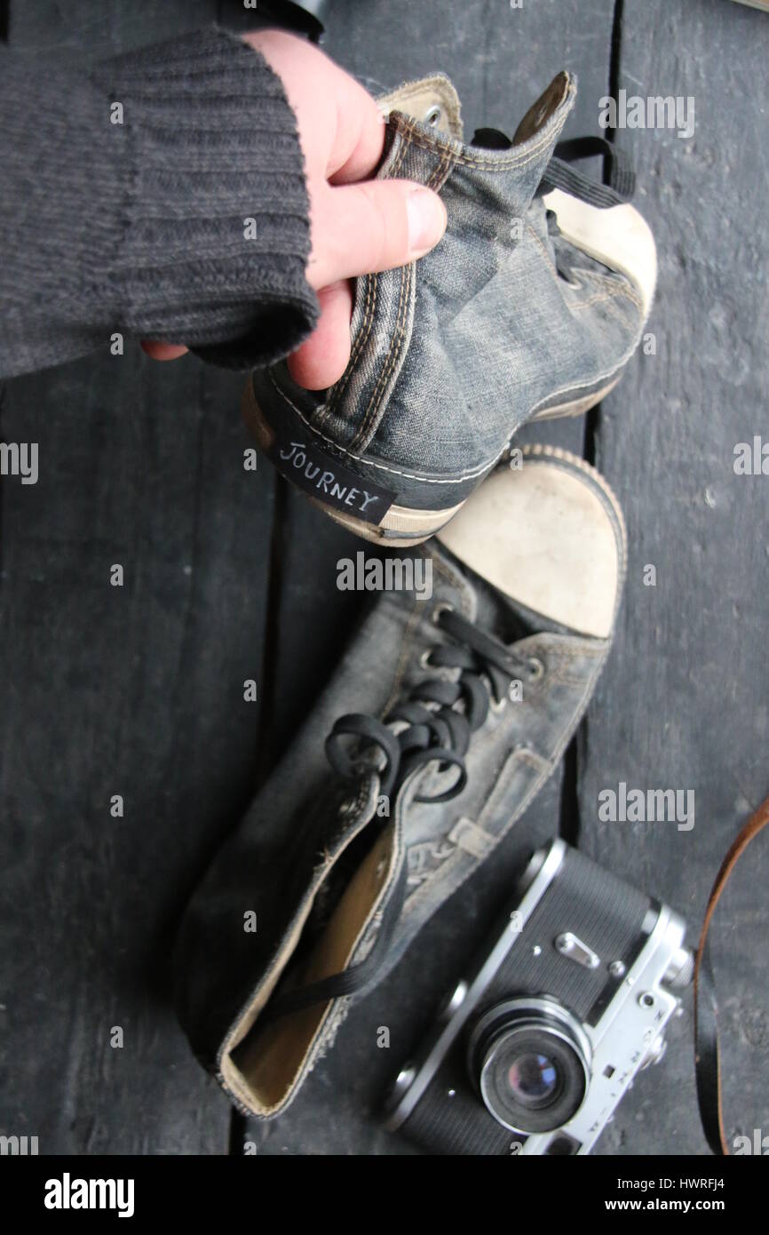 Reise-Label und Vintage-Sneaker-Schuhe Stockfoto