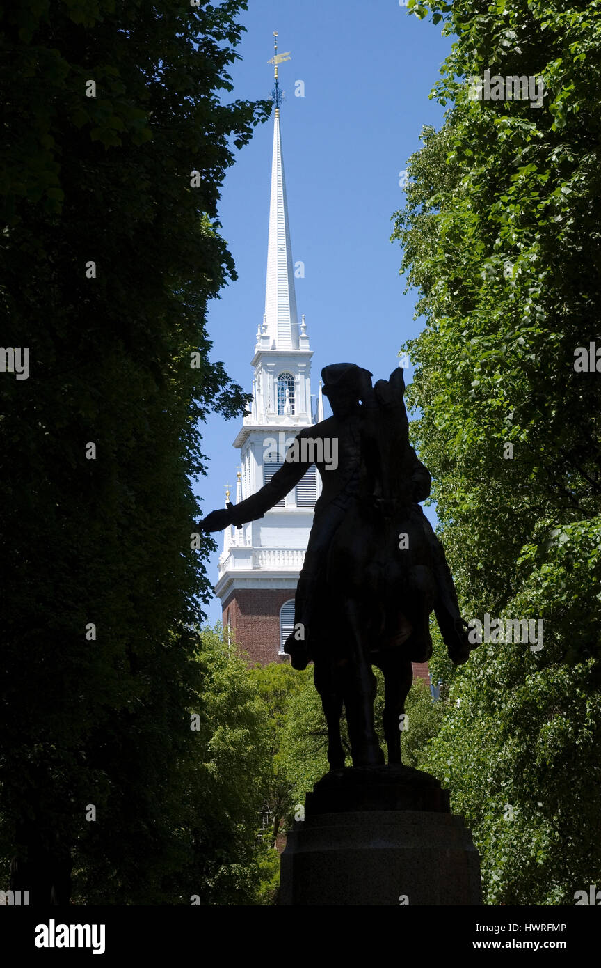 Statue von Paul Revere mit der Old North Church im Hintergrund, Boston, Massachusetts Stockfoto