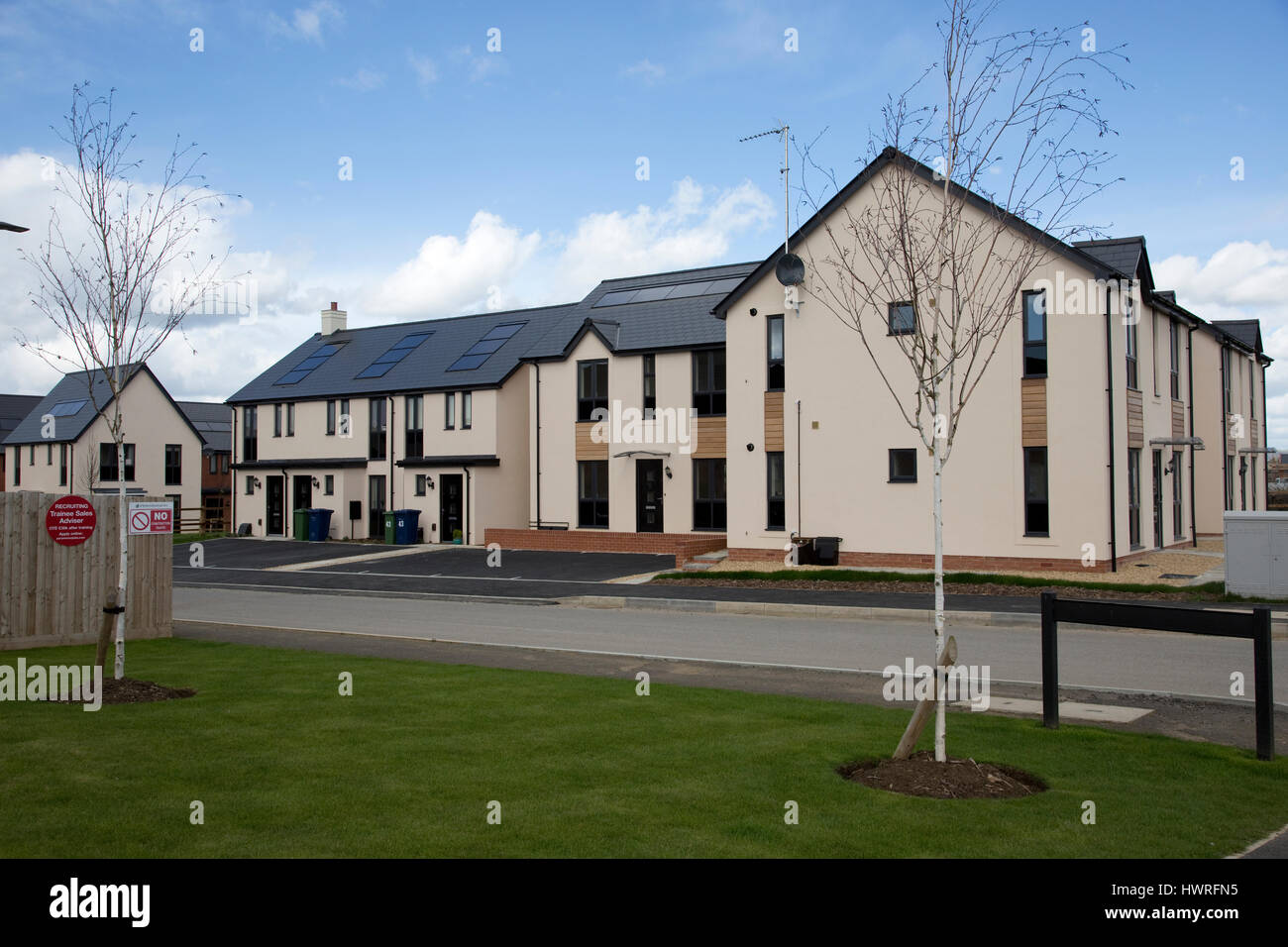 Neue Häuser 2017 alle mit solar Schwarz pv Panels persimmon greenacres Bishops Cleeve Cheltenham uk Stockfoto