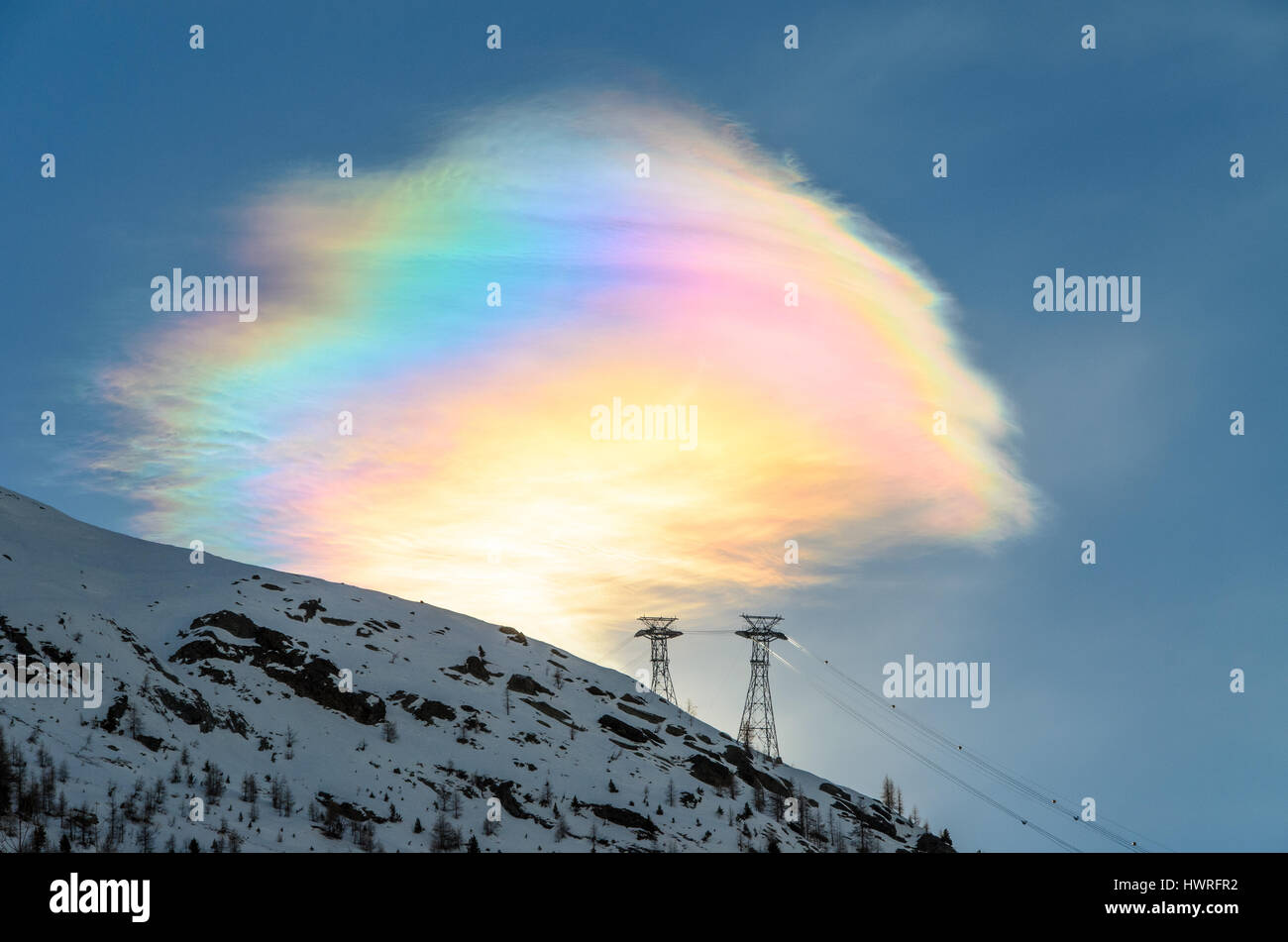 Eine schöne Erscheinung der Natur: ein Iridescent cloud über einen Bergrücken. Stockfoto