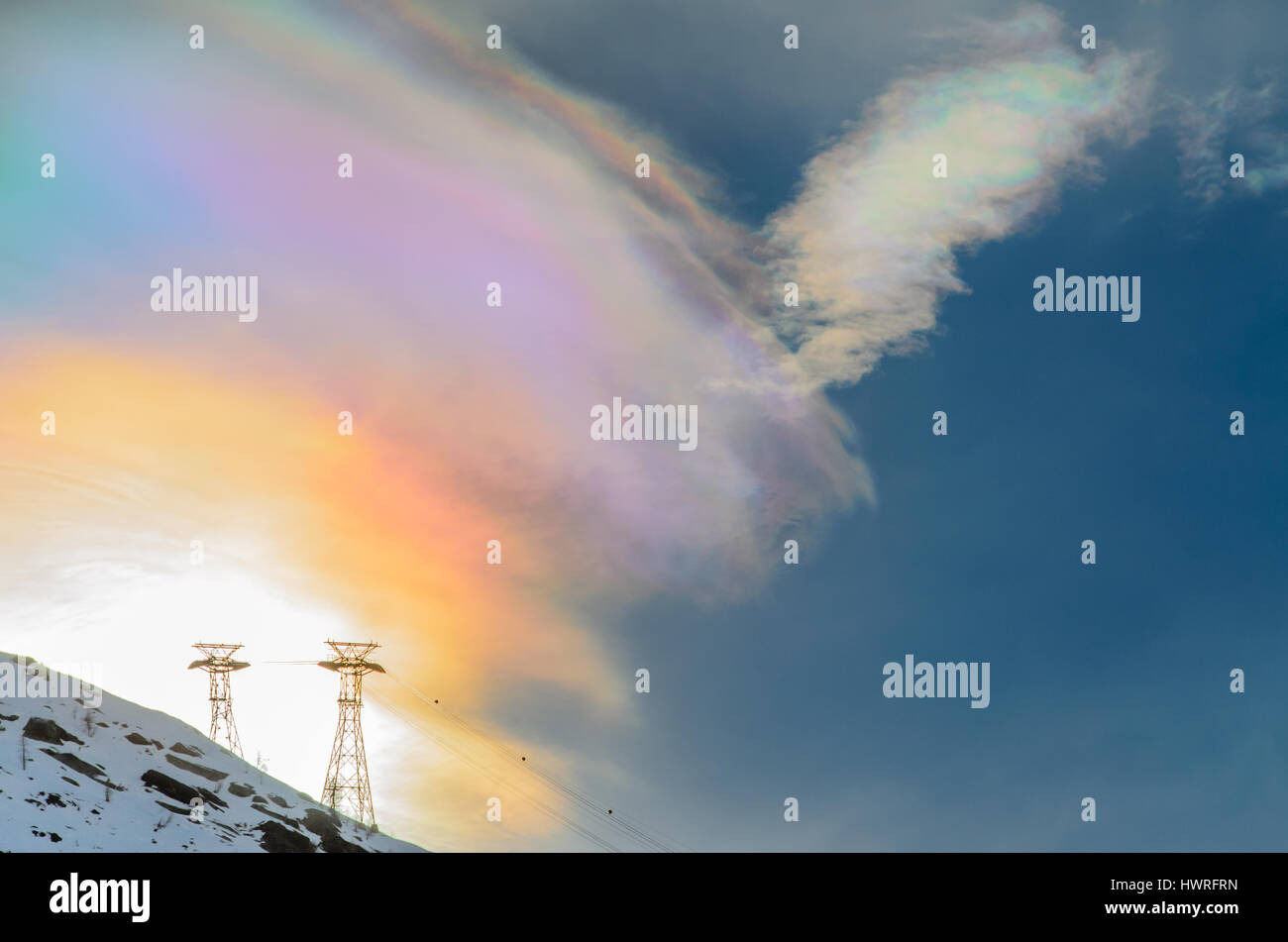 Eine schöne Erscheinung der Natur: ein Iridescent cloud über einen Bergrücken. Stockfoto