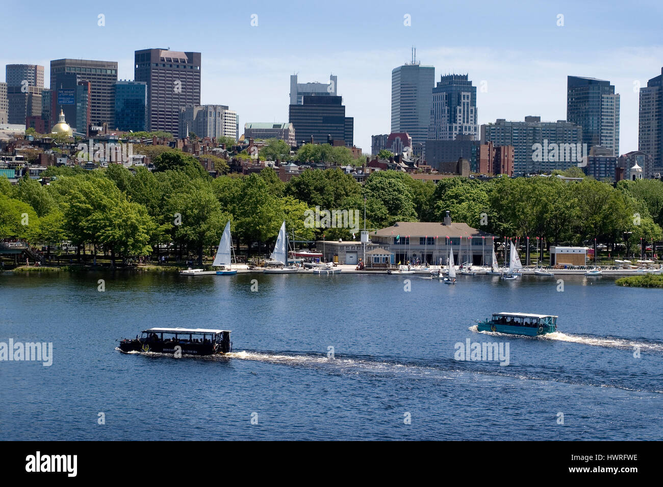 Die Skyline von Boston mit dem Gemeindezentrum Segeln und dem Charles River im Vordergrund. Stockfoto