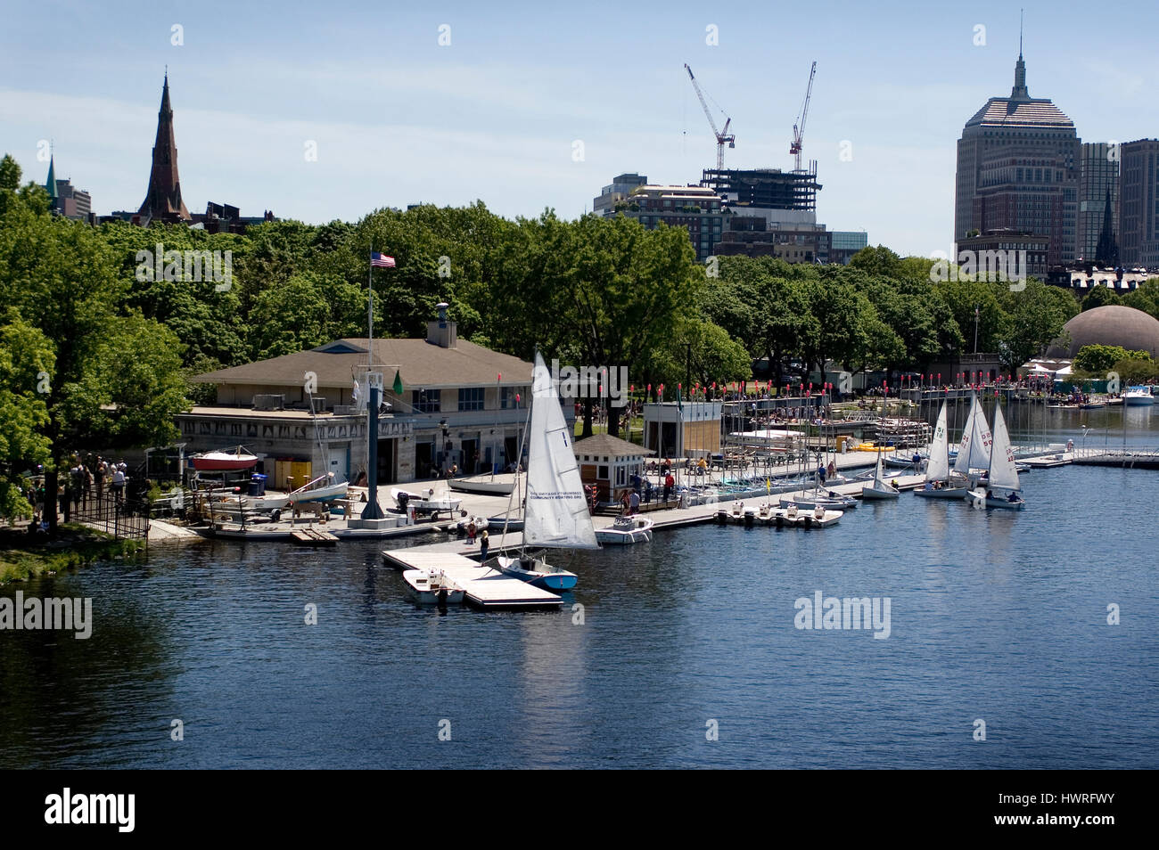 Die Gemeinschaft Boating Center auf dem Charles River von Longfellow Bridge aus gesehen Stockfoto