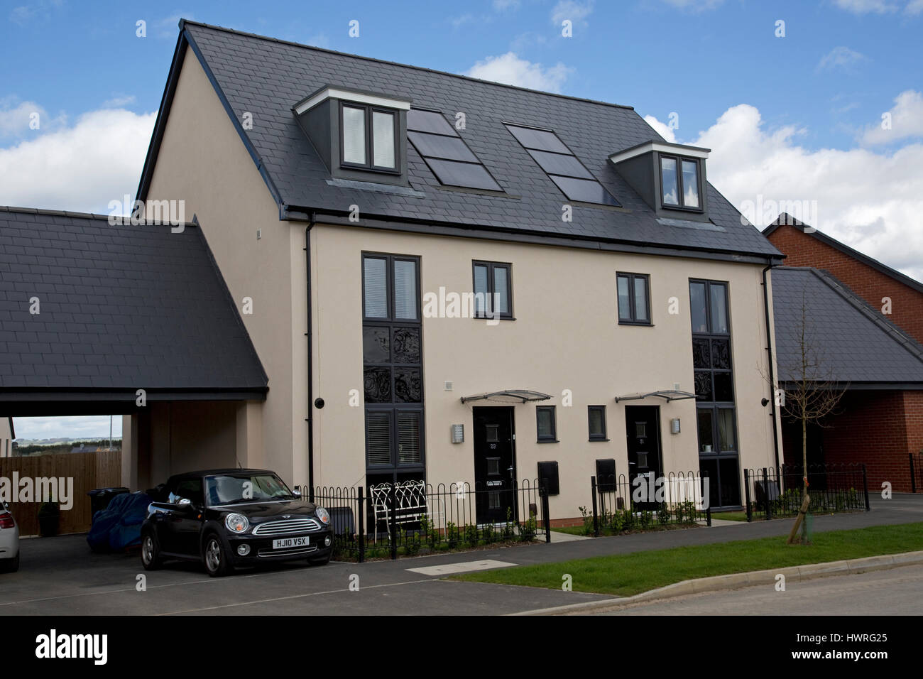 Neue Häuser 2017 alle mit solar Schwarz pv Panels persimmon greenacres Bishops Cleeve Cheltenham uk Stockfoto