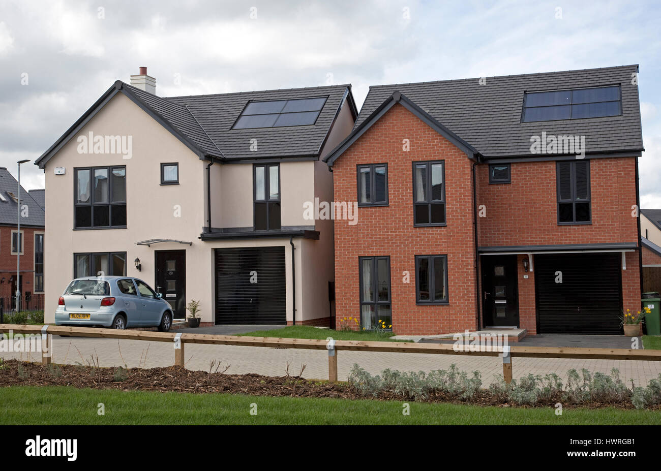 Neue freistehende Häuser alle mit solar Schwarz pv Panels persimmon greenacres Bishops Cleeve Cheltenham uk Stockfoto