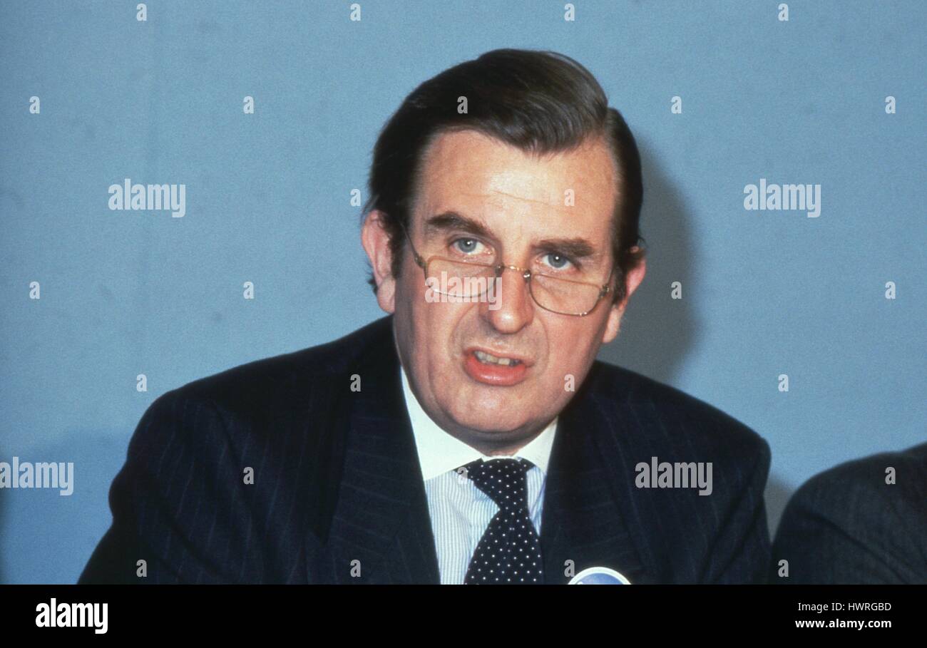 Sir Peter Bowness, konservative Partei Führer von Croydon London Borough Council, spricht auf einer Party-Pressekonferenz in London, England am 4. April 1990. Stockfoto
