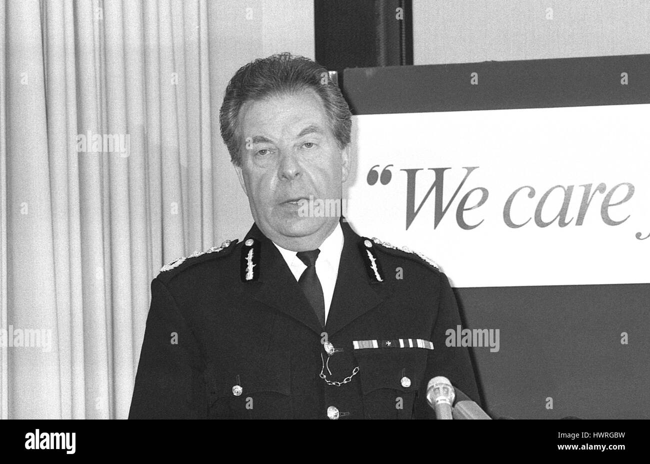 Sir Peter Imbert, Kommissar der Metropolitan Police Force, hält eine Pressekonferenz im New Scotland Yard in London, England am 23. Mai 1990. Stockfoto