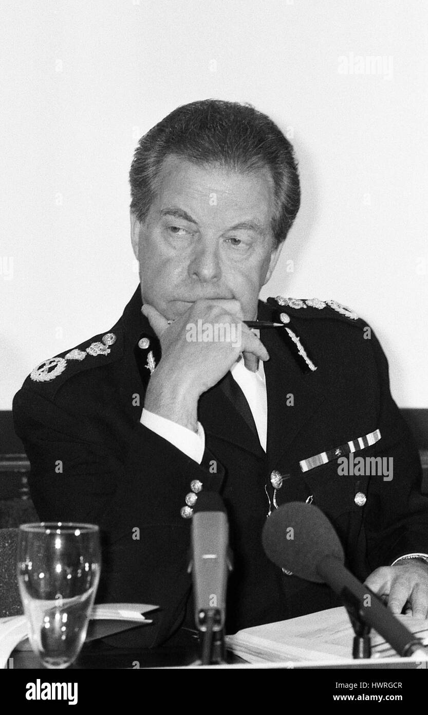 Sir Peter Imbert, Kommissar der Metropolitan Police Force, hält eine Pressekonferenz im New Scotland Yard in London, England am 23. Mai 1990. Stockfoto