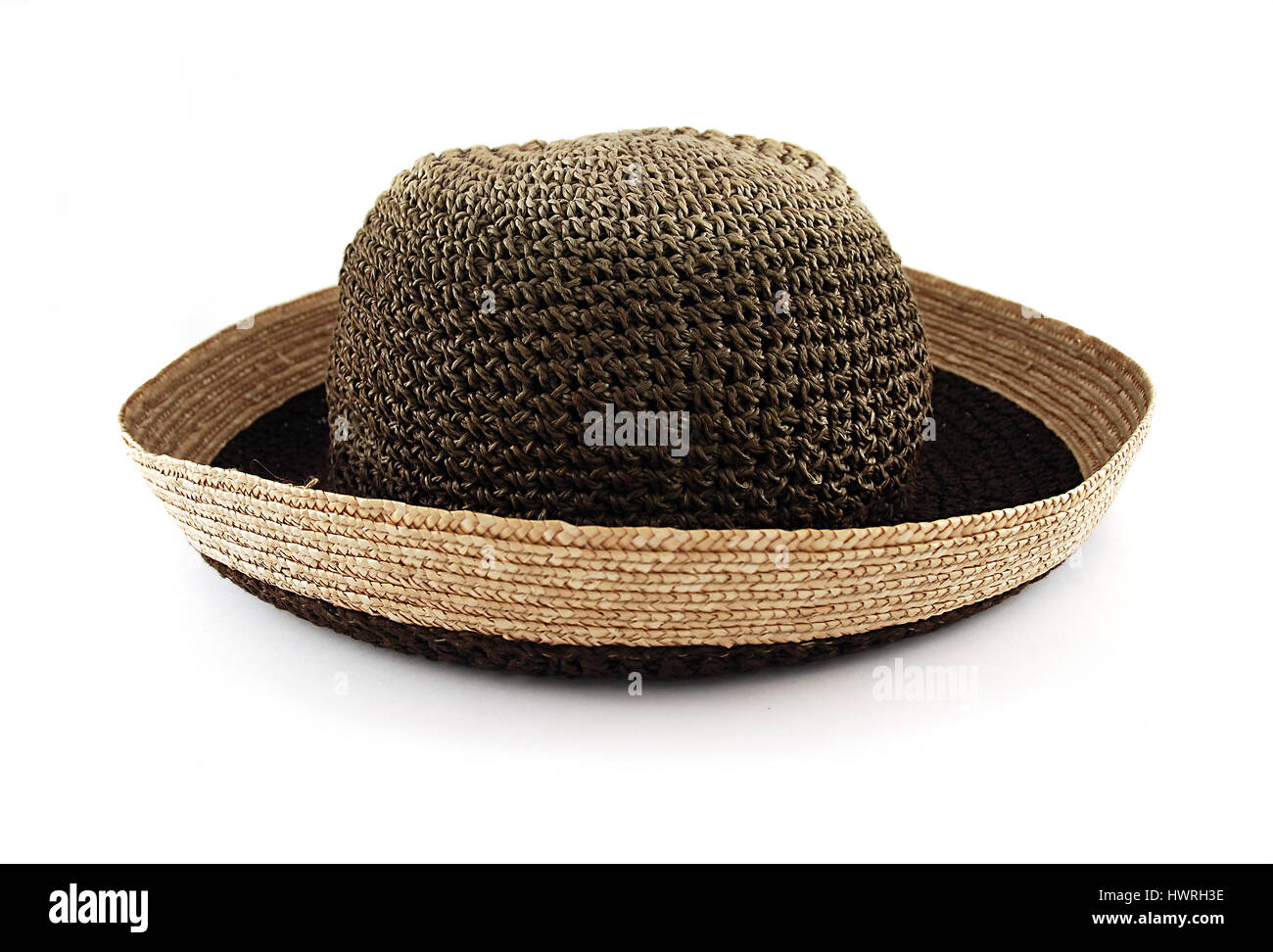 Geflochten braun weibliche Strohhut mit eingerollten Seiten - stilvolle design Zubehör und perfekten Schutz gegen Sonnenstrahlen, Objekt isoliert auf weiss Stockfoto