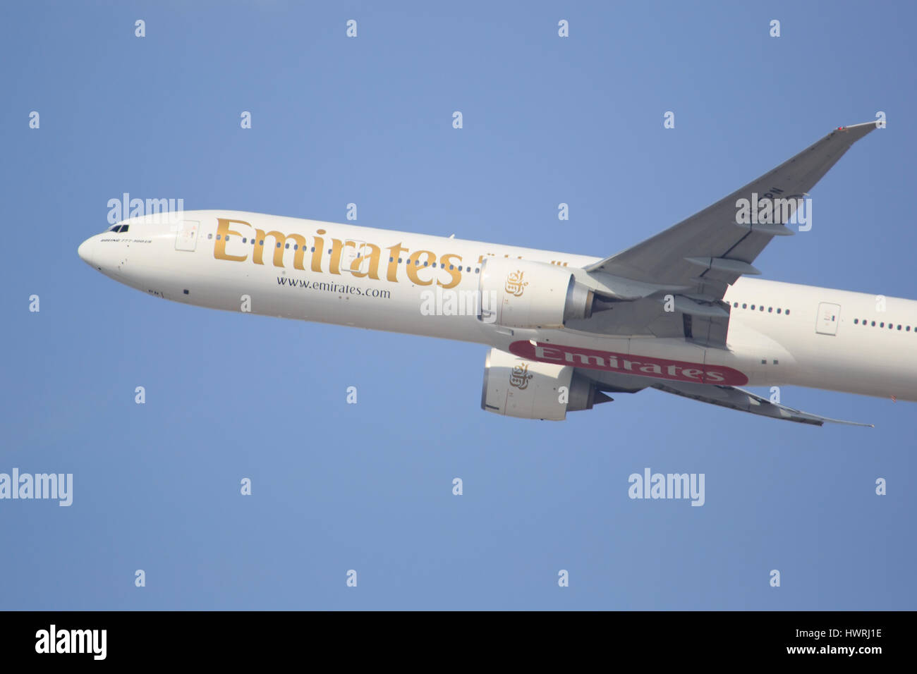 Dubai/VAE 9. März 2017: Boeing 777 von Emirates landet auf dem Flughafen von Dubai. Stockfoto