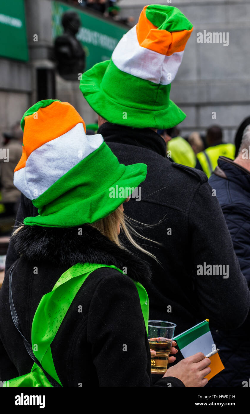 Menschen Sie feiern St. Patrick Tag am Trafalgar Square auf der Bühne, die irische Musik Künstlergruppen Stockfoto