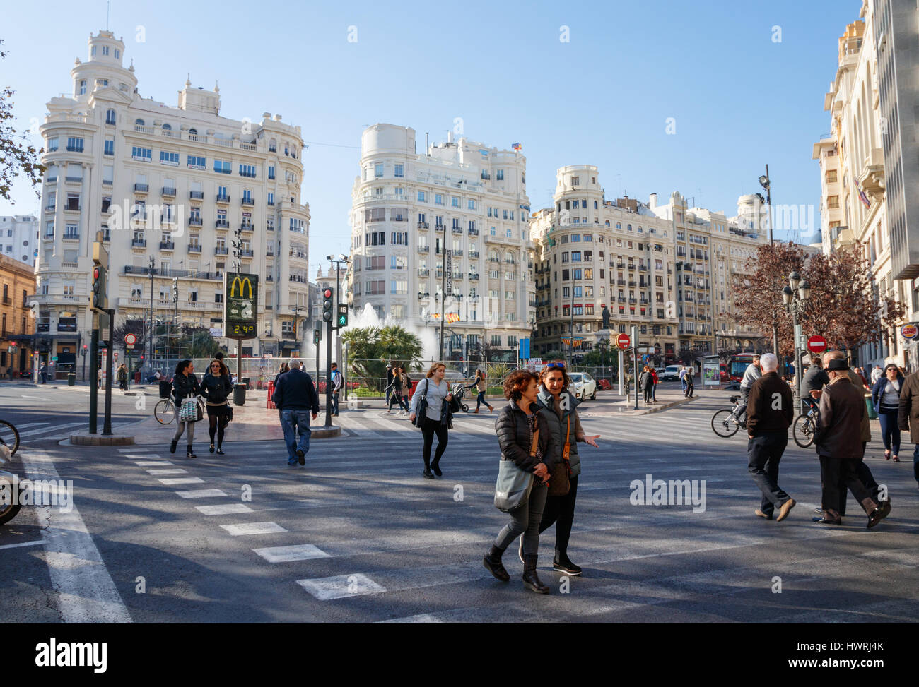 Blick auf die Plaza del Ayuntamiento (Modernisme Plaza der Stadt Halle von Valencia) mit nicht identifizierten Fußgänger die Straße überqueren. Valencia, Spanien. Stockfoto