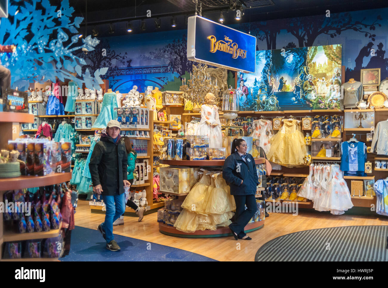 Der Disney Store am Times Square in New York fördert Ware gebunden an seiner neuesten Version, "Beauty and the Beast", gesehen am Eröffnungstag des Films, Freitag, 17. März 2017. Projektionen aus dem Ticketverkauf Freitag haben "Beauty and the Beast" ein Kassenschlager von $ 165 Millionen im Inland über das Wochenende zu tun. Der Film spielt in den 4.210 Kinos. (© Richard B. Levine) Stockfoto