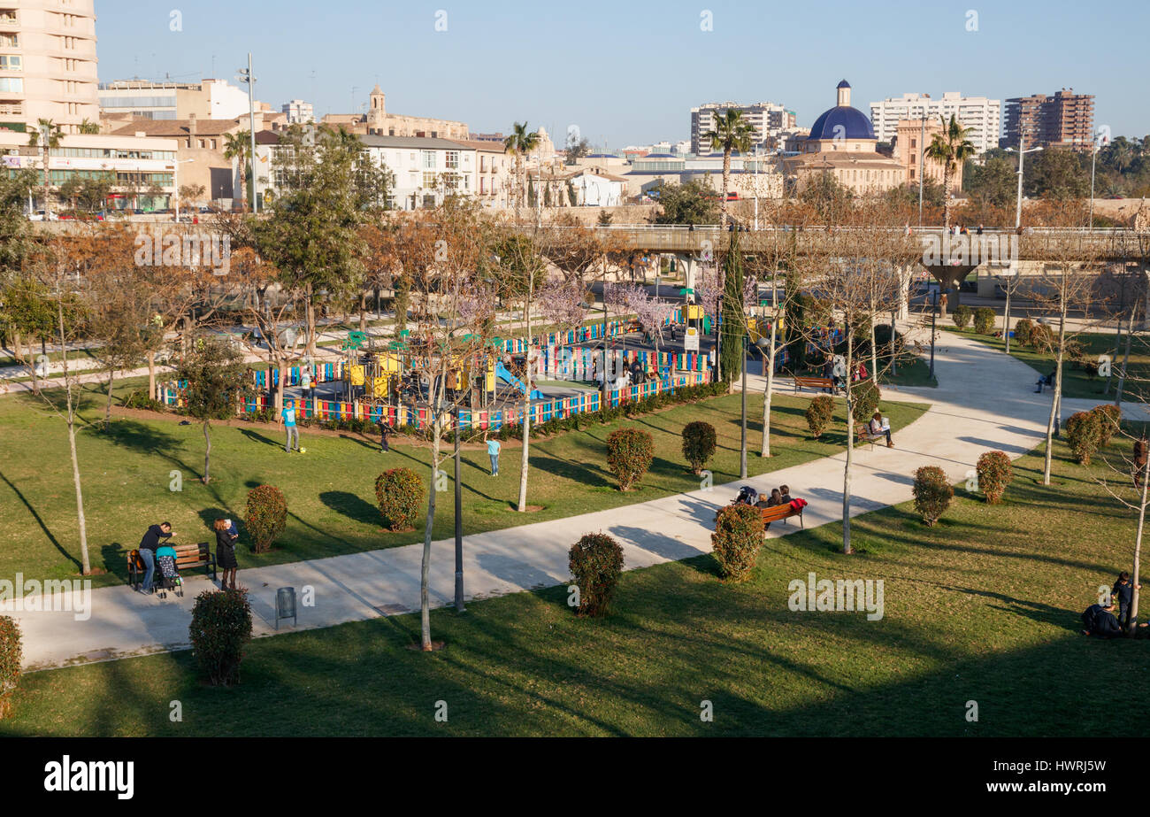 Blick über Jardin del Turia (Turia Gärten) mit Spielplatz und die Stadt im Hintergrund. Valencia, Spanien. Stockfoto