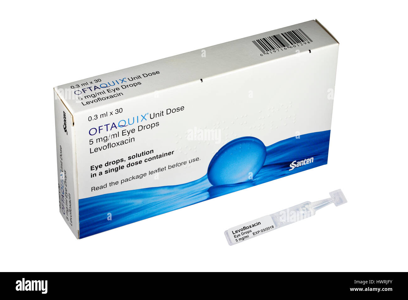 Eine Schachtel mit 30 Oftaquix 5mg/ml Levofloxacin Einzeldosis Auge Tropfen Lösung 0,3 ml Ampullen / Ampullen / Kapseln / Pipetten / Dropper isoliert auf einem weißen Stockfoto