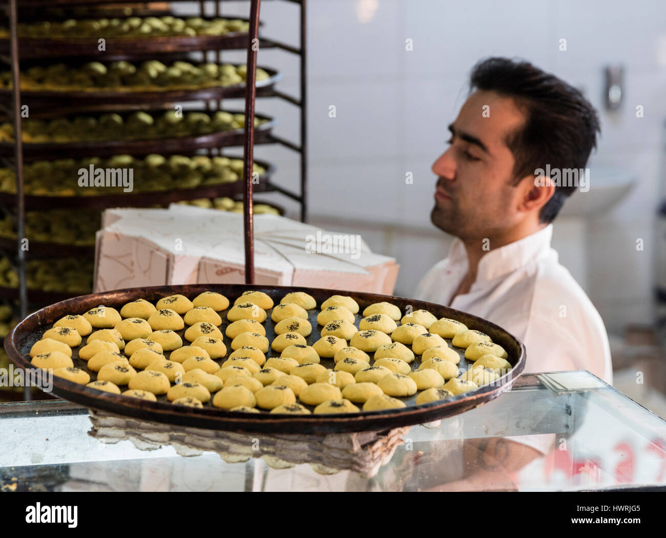 Baker und Schalen mit Kichererbsen Mehl Cookies in Kermanshah Basar. Es ist üblich, dienen diese Cookies bei Norooz, das persische Neujahr Stockfoto
