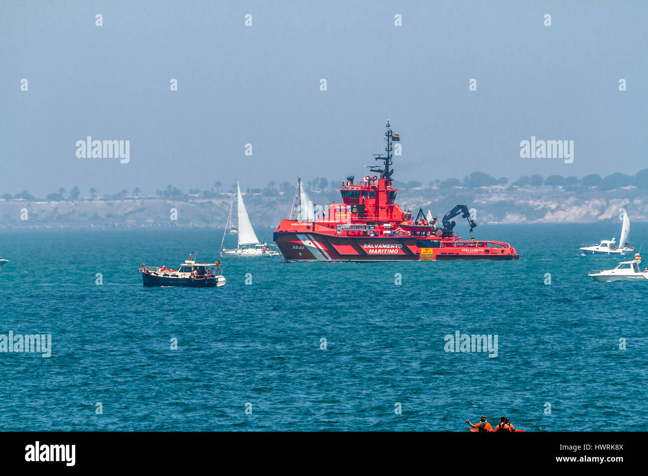 CADIZ, Spanien - 29 JUL: Spanisch Maritime Rettungsschiff Schiffe Maria Zambrano eskortieren das Segeln der Großsegler Rennen 2012 am 29. Juli 2012, in Cadiz Stockfoto