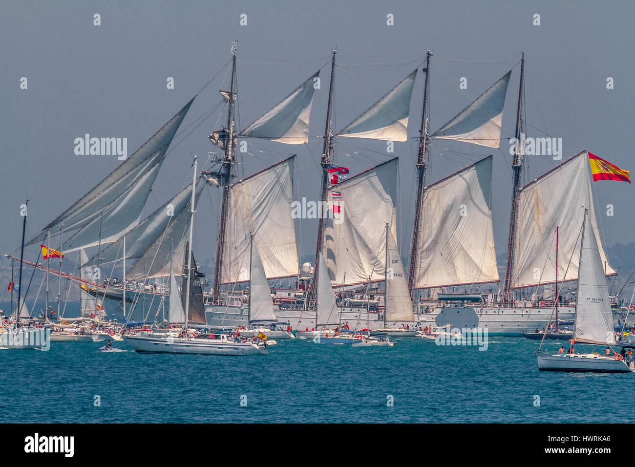 CADIZ, Spanien - 29 JUL: Spanische Marine Schiff, Rennen Juan Sebastian de Elcano setzen Segel auf dem Großsegler 2012 am 29. Juli 2012, in Cadiz, Spanien Stockfoto