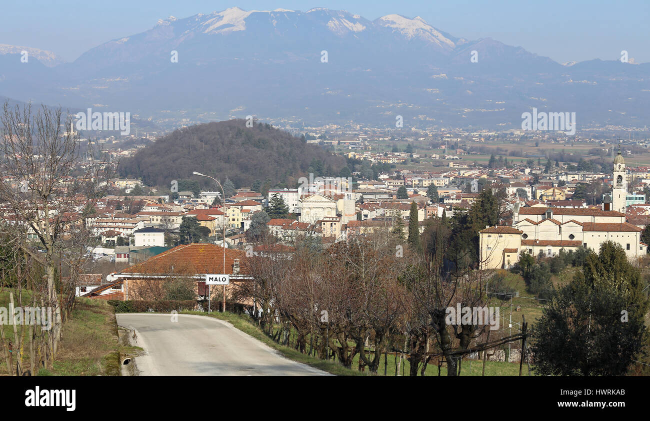 Panorama einer kleinen Stadt in Norditalien mit Bergen im Hintergrund Stockfoto
