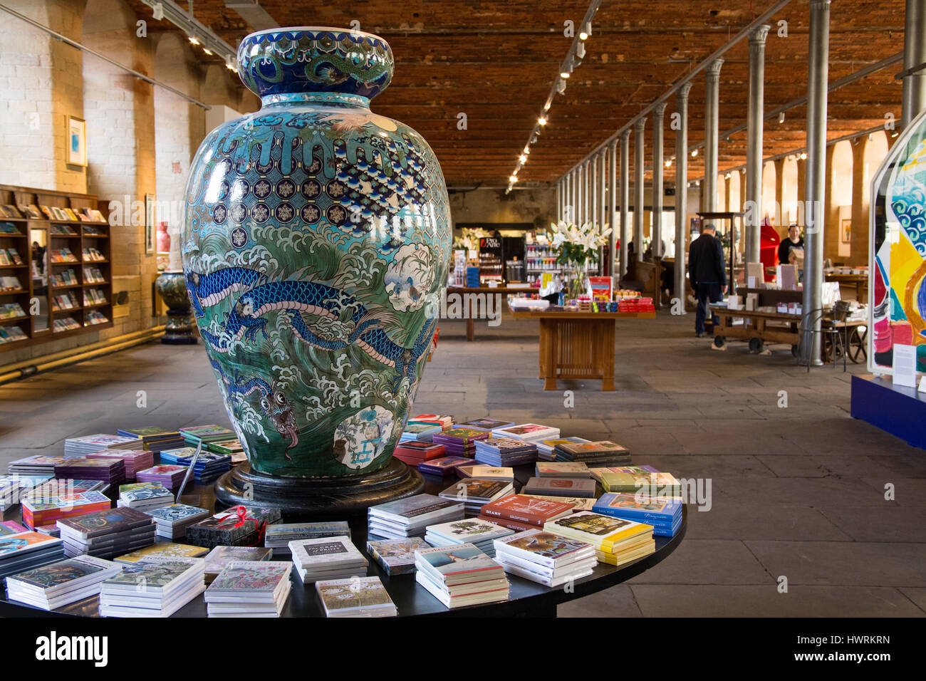 Eine Innenansicht des Salts Mill in Saltaire.  David Hockney Drucke sind zu sehen, zusammen mit Kunstmaterialien und Keramik. Stockfoto