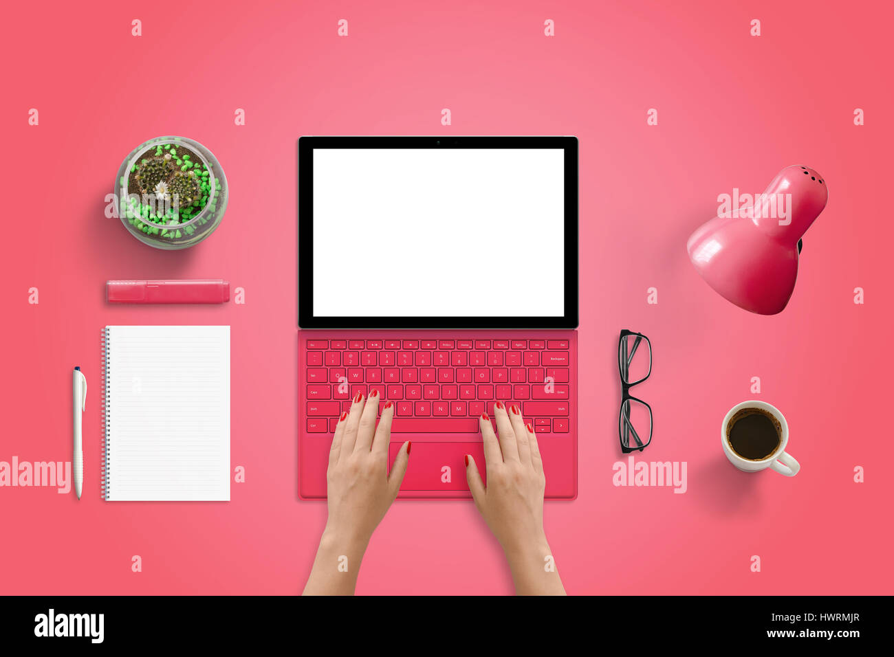 Rot-Tablet mit Tastatur auf rote Schreibtisch. Isolierte Bildschirm für Website oder app-Präsentation. Ansicht von oben-Szene. Pad, Pflanze, Gläser, Kaffee, Lampe neben. Stockfoto