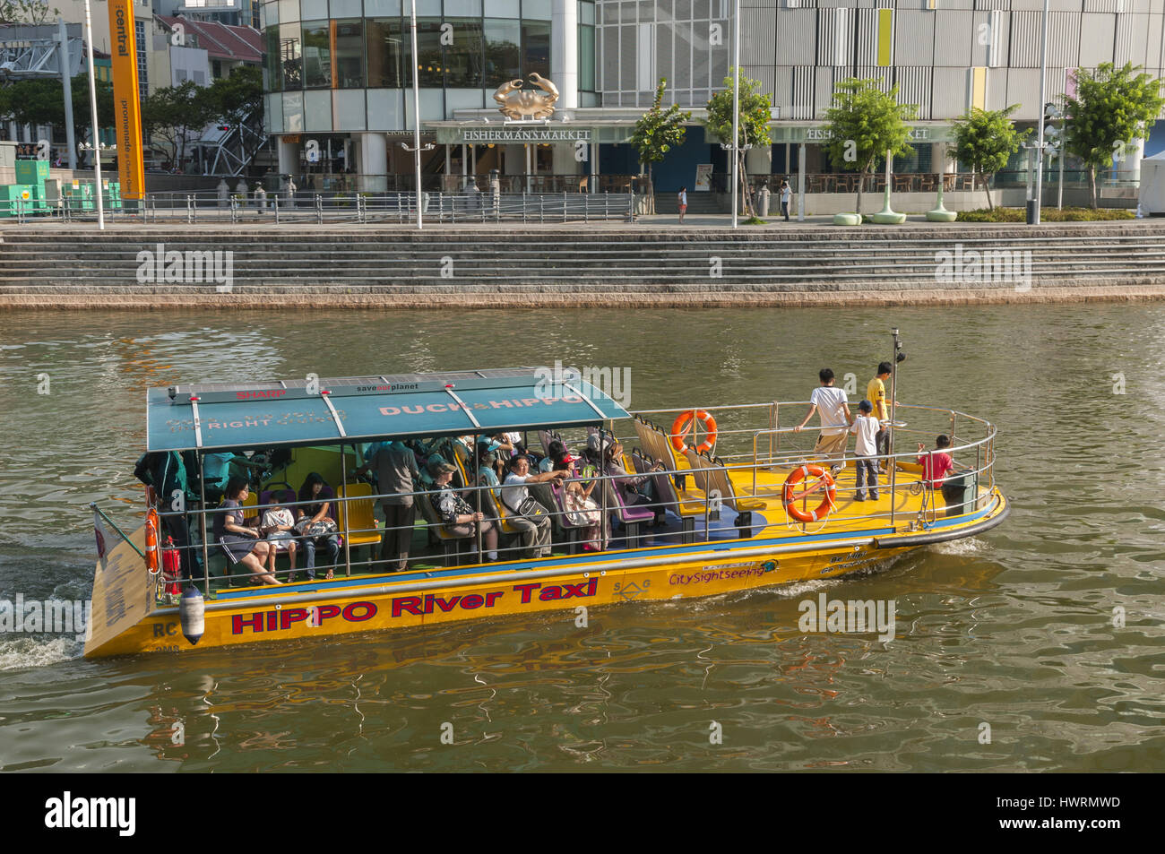 Singapur, Singapore River mit dem Flusstaxi Stockfoto