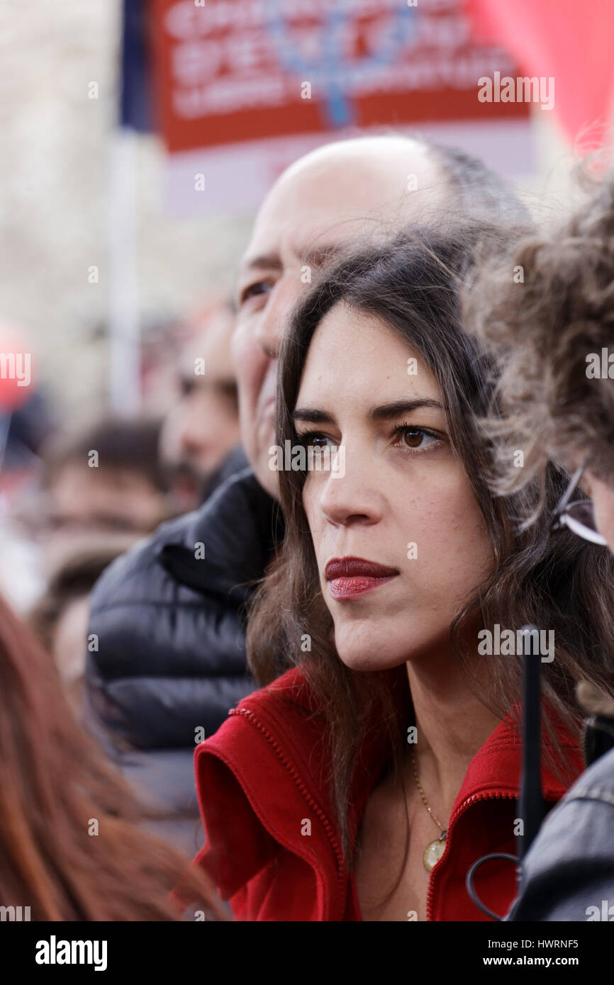 Paris, Frankreich. März 2017, 18th. Nawel Dombrowsky, Schauspielerin, sprach vor der Rede von JL Melenchon, Präsidentschaftskandidatur in Paris, Frankreich. Stockfoto