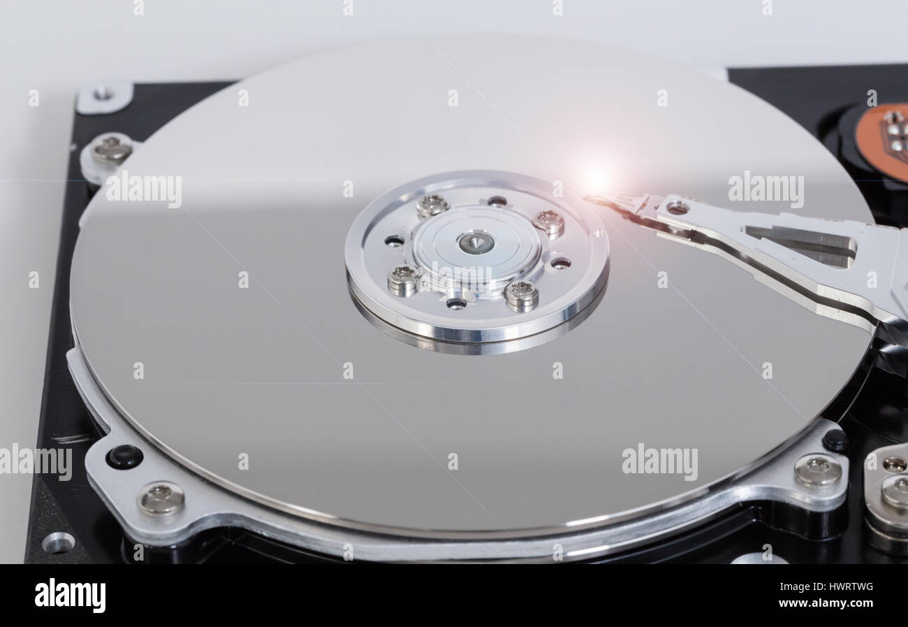 Öffnen Sie die Festplatte mit der magnetischen Festplatte und schreiben Kopf. Stockfoto