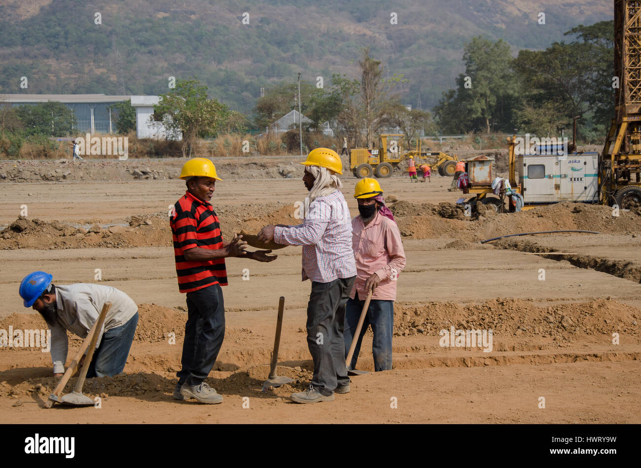 Navi Mumbai, Indien 21. Januar 2017. Bau-Arbeiter auf einer Baustelle. Stockfoto
