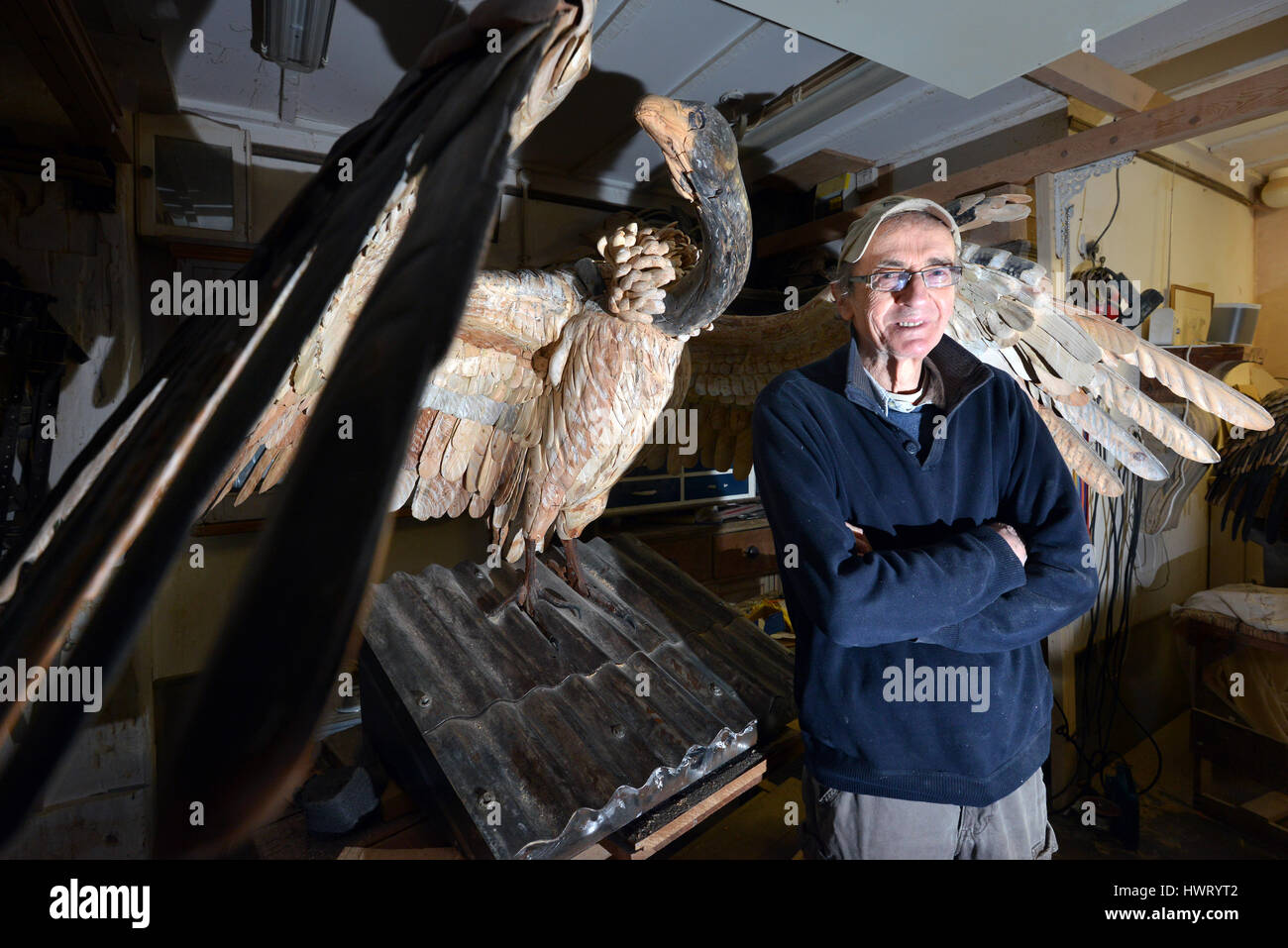 Künstler Nick Johnson in seiner Lewes Werkstatt mit zwei riesigen Skulpturen von Geier Stockfoto