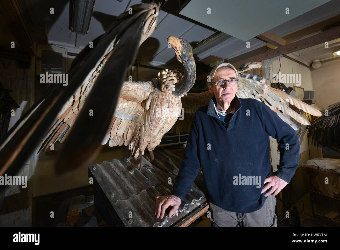 Künstler Nick Johnson in seiner Lewes Werkstatt mit zwei riesigen Skulpturen von Geier Stockfoto